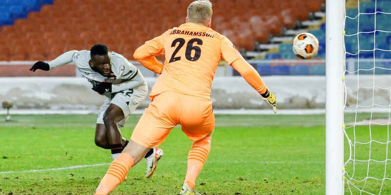 Victor Boniface (l) brachte die Werkself in Schweden in Führung. - Foto: Adam Ihse/TT News Agency/AP/dpa