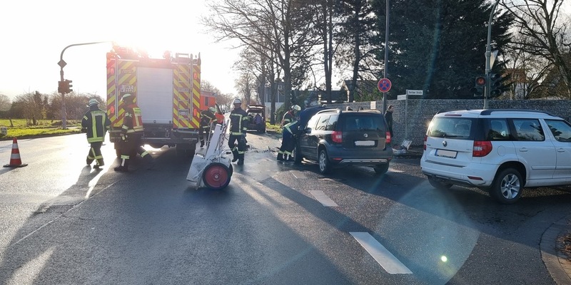 FW-WRN: TH_1 - LZ1 - VU 2 PKW, auslaufende Betriebsstoffe - Foto: presseportal.de