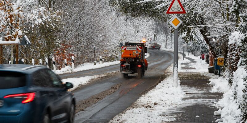 Autofahrer müssen weiterhin mit glatten Straßen rechnen. - Foto: Friso Gentsch/dpa