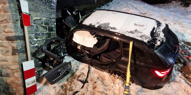 FW VG Westerburg: PKW kracht frontal gegen Brückenpfeiler - Fahrer und Beifahrerin werden schwer verletzt - Foto: presseportal.de
