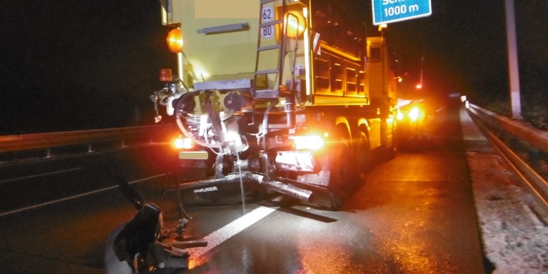 API-TH: Trotz des hell beleuchteten Hecks - Transporter fährt auf Winterdienst auf - Foto: presseportal.de