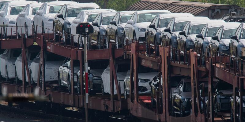Neuwagen stehen auf einem Güterzug am Güterbahnhof in Seelze in der Region Hannover. Die Stimmung in der deutschen Autoindustrie hat sich im November weiter verschlechtert. - Foto: Julian Stratenschulte/dpa