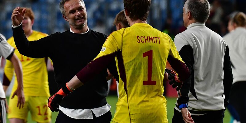 U17-Trainer Christian Wück lässt offen, ob Max Schmitt im WM-Finale im Tor steht. - Foto: Marton Monus/dpa