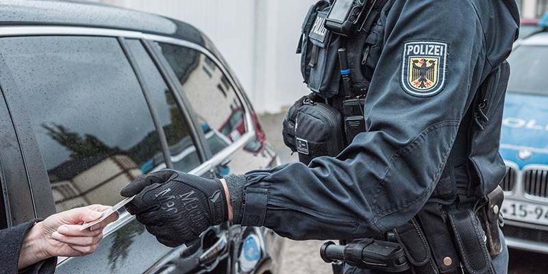 BPOL NRW: Bundespolizei nimmt Mann ohne Ausweispapiere, Aufenthaltstitel, Führschein und Haftpflichtversicherung seines PKW aus dem Verkehr - Fahrzeugschein war auch gefälscht - Foto: presseportal.de