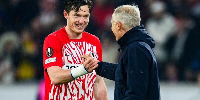 Freiburgs Trainer Christian Streich (r) gratuliert Michael Gregoritsch zum Hattrick. - Foto: Tom Weller/dpa