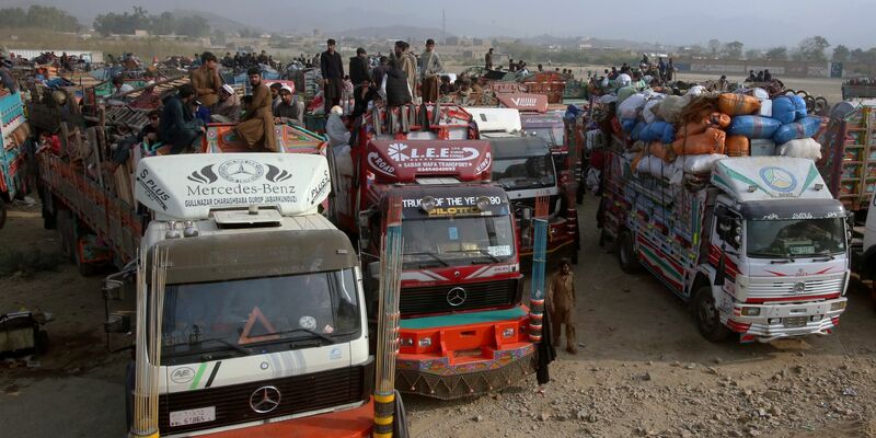 Afghanische Familien warten Ende Oktober auf die Abfertigung an einem Grenzübergang in Pakistan. - Foto: Muhammad Sajjad/AP/dpa