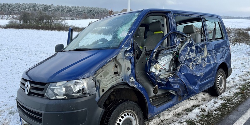 POL-LG: ++ mit entgegenkommenden Lkw kollidiert - leicht verletzt - 10.000 Euro Schaden ++ mit Baum kollidiert - unverletzt ++ räuberischer Ladendiebstahl - Täter schubst und flieht ohne Beute ++ - Foto: presseportal.de