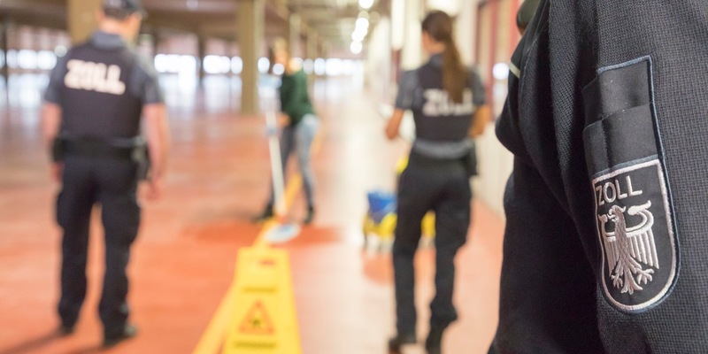 HZA-KA: Der Zoll prüft die Gebäudereinigungsbranche / Bundesweite Schwerpunktprüfung der Finanzkontrolle Schwarzarbeit - Foto: presseportal.de