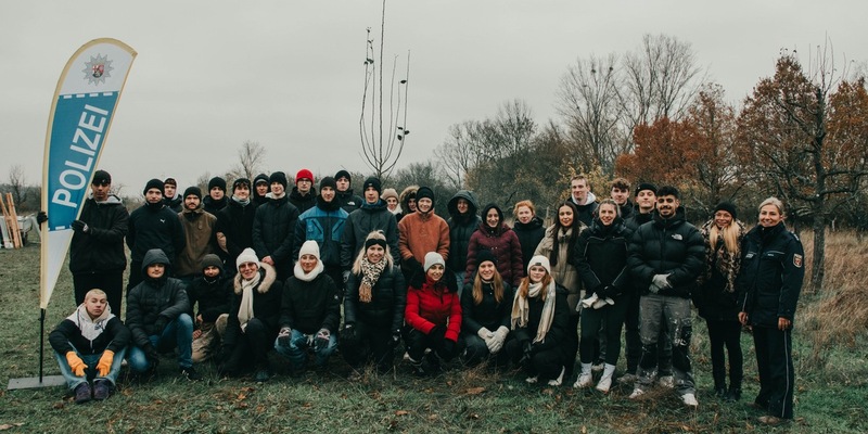 POL-PPRP: Polizeischüler der Höheren Berufsfachschule pflanzen Bäume für das Klima - Foto: presseportal.de