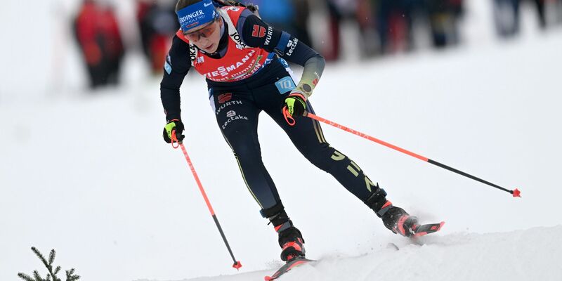 Übernimmt durch Platz vier im Sprint von Östersund das Gelbe Trikot: Franziska Preuß. - Foto: Andreas Schaad/AP/dpa/Archivbild