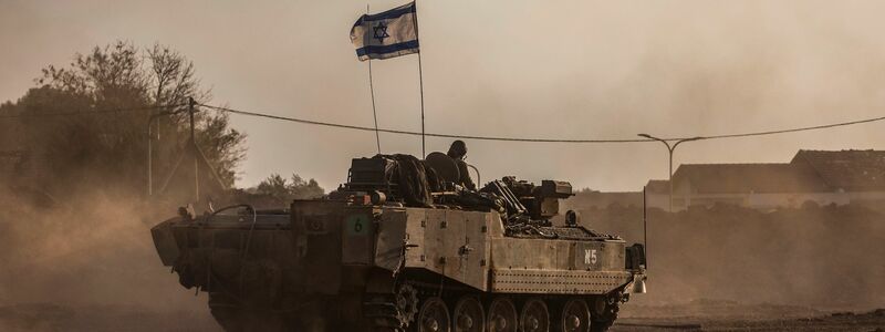 Ein israelischer Panzer fährt in der Nähe der Grenze zwischen Israel und Gaza. - Foto: Ilia Yefimovich/dpa