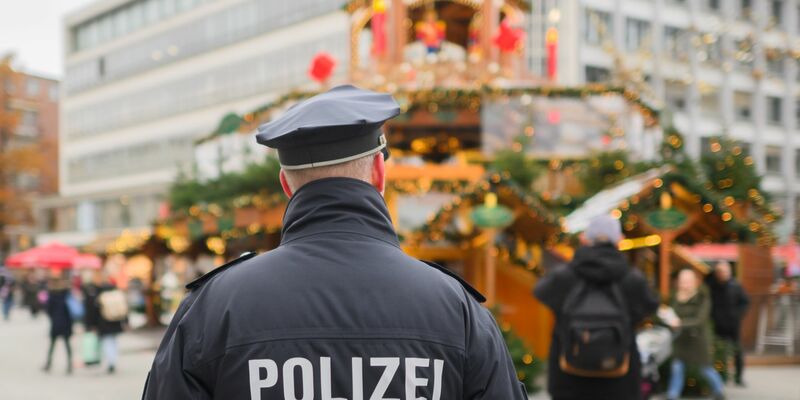 Ein Polizist steht an der Weihnachtspyramide am Kröpcke in Hannover. In Niedersachsen ist ein 20-Jähriger festgenommen worden, der einen Terroranschlag in der Weihnachtszeit geplant haben soll. - Foto: Julian Stratenschulte/dpa