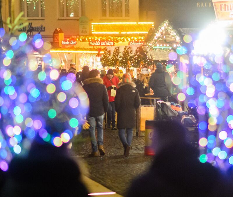 Zuletzt wurden in Nordrhein-Westfalen und Brandenburg zwei Jugendliche festgenommen, die einen Anschlag auf einen Weihnachtsmarkt geplant haben sollen. - Foto: Julian Stratenschulte/dpa