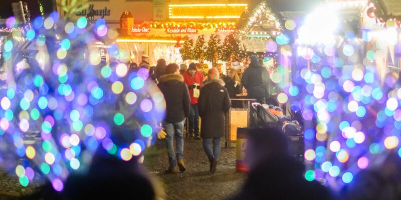 Zuletzt wurden in Nordrhein-Westfalen und Brandenburg zwei Jugendliche festgenommen, die einen Anschlag auf einen Weihnachtsmarkt geplant haben sollen. - Foto: Julian Stratenschulte/dpa