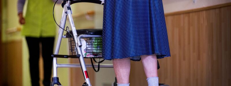 Der Mindestlohn in der Altenpflege ist gestiegen. - Foto: Jens Büttner/dpa