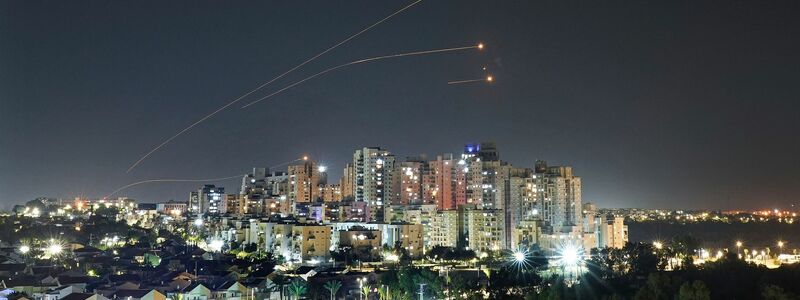 Das israelische Luftabwehrsystem Iron Dome feuert, um eine aus dem Gazastreifen abgefeuerte Rakete abzufangen. - Foto: Tsafrir Abayov/AP
