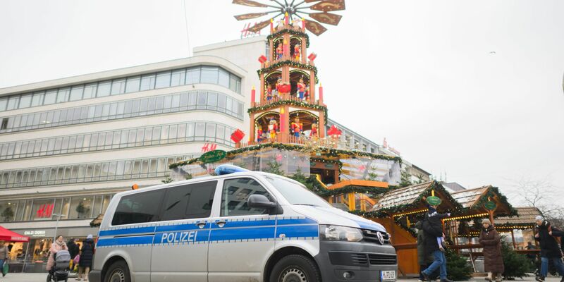 «Videoüberwachung auf Weihnachtsmärkten ist ein hilfreiches Mittel, das intensiv unter dem Einsatz bester Technik genutzt werden sollte», sagt der GdP-Vorsitzende Jochen Kopelke. - Foto: Julian Stratenschulte/dpa