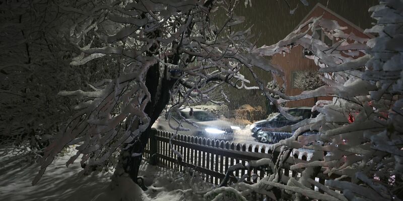 Schnee und Eis sorgen in Bayern für Chaos im Verkehr. - Foto: Karl-Josef Hildenbrand/dpa
