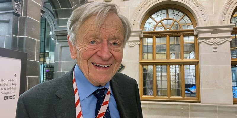 «Deutschland ist in Schwierigkeiten, weil es nicht das Positive, das es erreicht hat, zunichte machen will», sagt Alfred Dubs. - Foto: Christoph Meyer/dpa