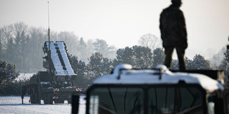 Ein Kursteilnehmer steht während eines Ausbildungskurses ukrainischer Soldaten am Flugabwehrsystem Patriot auf einem LKW vor einem Patriot-Startgerät. - Foto: Sebastian Christoph Gollnow/dpa