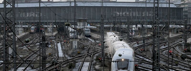 Der Zugverkehr von und zum Hauptbahnhof in München wurde zunächst eingestellt. - Foto: Felix Hörhager/dpa