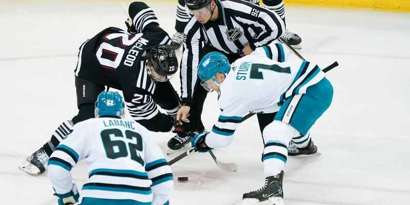 San Joses Nico Sturm (r) und New Jerseys Michael McLeod (M-l) stehen sich während des ersten Drittels gegenüber. - Foto: Peter K. Afriyie/AP