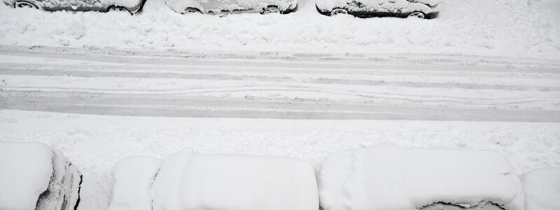 Schnee und Eis haben im Süden Bayerns für Verkehrschaos gesorgt. Hier eine Straße in München. - Foto: Felix Hörhager/dpa