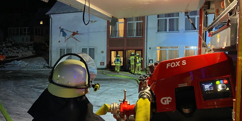 FF Olsberg: Großeinsatz durch Defekt an Ölheizung in Notunterkunft - Foto: presseportal.de