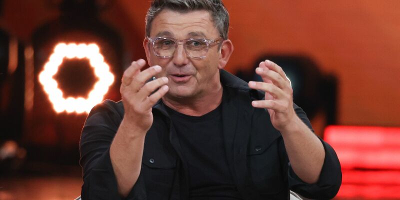 Nach Abschluss der Dreharbeiten zur 17. Staffel der ZDF-Serie «Der Bergdoktor» sucht Schauspieler Hans Sigl den direkten Kontakt zum Publikum - und zwar bei einer Adventslesereise. - Foto: Joerg Carstensen/dpa