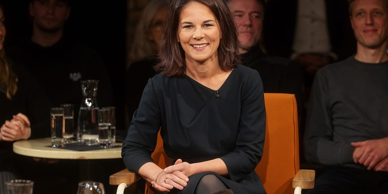 Kick it like Baerbock bei 3nach9: Olaf Scholz ist der Libero der Ampel - Foto: presseportal.de