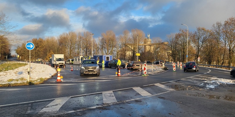 POL-CUX: Groß angelegte Verkehrskontrollen am BAB- Kreisel und im gesamten Stadtgebiet in Cuxhaven (Lichtbild in der Anlage) - Foto: presseportal.de