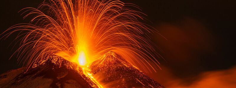 Der Ätna bricht teils mehrmals im Jahr aus und wird von Fachleuten ständig überwacht. (Archivbild) - Foto: Salvatore Allegra/AP
