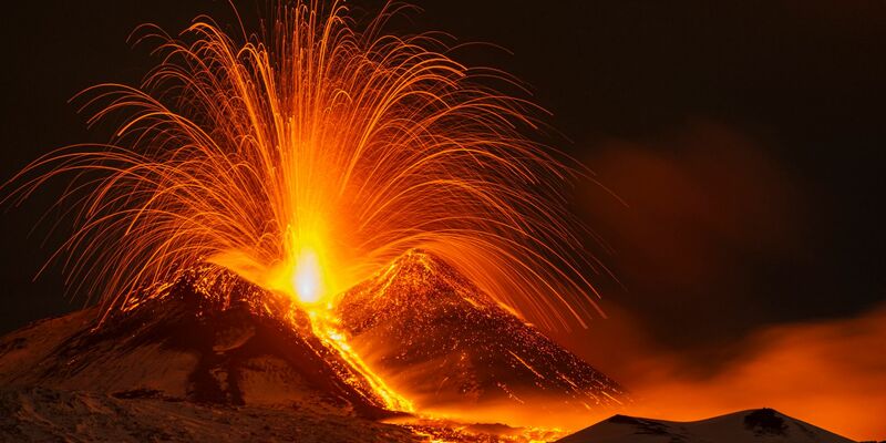 Lava wird whrend einer Eruption aus dem Südostkrater des Ätna geschleudert. Das Naturschauspiel wurde von Nicolosi bei Catania aus aufgenommmen. - Foto: Salvatore Allegra/AP