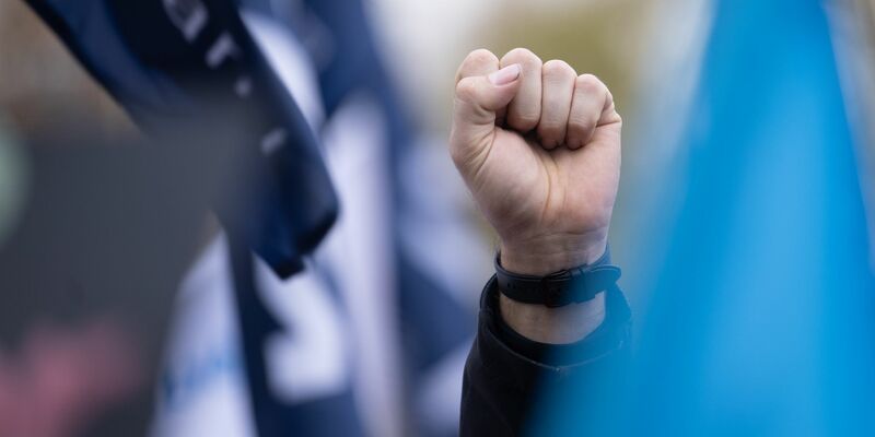 Geballte Faust auf einer Protestaktion im Tarifstreit des öffentlichen Dienstes in Stuttgart. - Foto: Marijan Murat/dpa