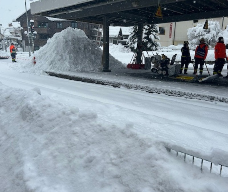 THW Bayern: Schneechaos in Bayern: THW-Einsatzkräfte seit Freitagabend durchgehend im Einsatz. - Foto: presseportal.de