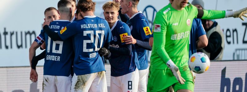 Die Kieler Spieler bejubeln das 1:0 gegen den SV Wehen Wiesbaden. - Foto: Frank Molter/dpa