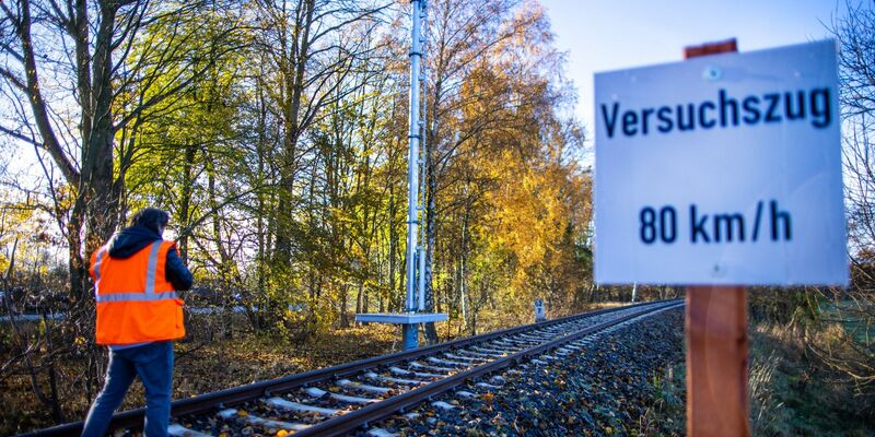 Ein bereits aufgestellter Sendemast an einer stillgelegten Bahnstrecke. - Foto: Jens Büttner/dpa