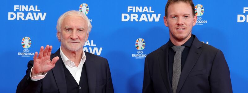 DFB-Sportdirektor Völler (l) und Bundestrainer Nagelsmann können sich auf attraktive, aber machbare Gruppengegner freuen. - Foto: Christian Charisius/dpa