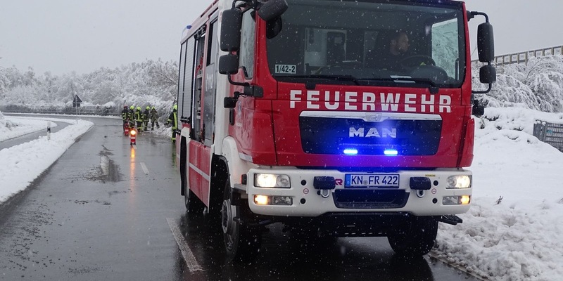 FW Reichenau: Bäume blockieren Fahrbahn, Reichenau, 02.12.2023 - Foto: presseportal.de