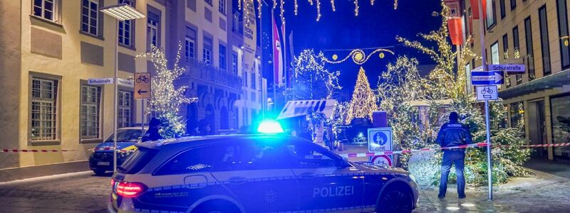 Polizeibeamte sichern den Weihnachtsmarkt ab. - Foto: Kohls/SDMG/dpa