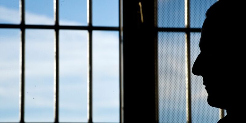 Nach seiner Flucht ist ein 25-jähriger Häftling wieder gefasst worden (Symbolbild). - Foto: Daniel Naupold/dpa