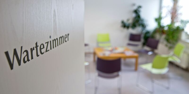 Laut einer Umfrage sehen viele Versicherte Mängel im Gesundheitssystem. - Foto: Daniel Karmann/dpa