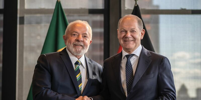 Am Montag trifft der brasilianische Präsident Luiz Inácio Lula da Silva (l) beim geplanten Deutsch-Brasilianischen Wirtschaftsforum in Berlin auf Bundeskanzler Olaf Scholz. - Foto: Michael Kappeler/dpa