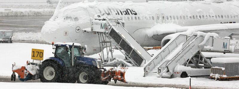 Wegen des heftigen Wintereinbruches in Bayern war der Flugbetrieb in München am Samstag vorübergehend eingestellt worden. - Foto: Karl-Josef Hildenbrand/dpa