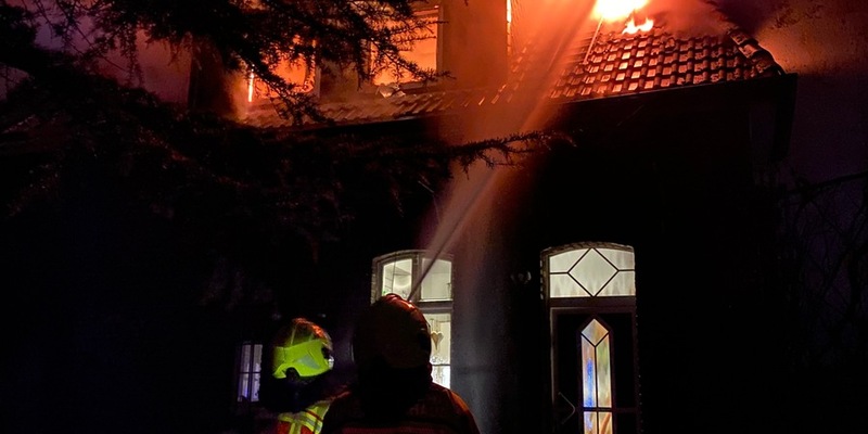 FW-Heiligenhaus: Dachstuhlbrand in einem Wohngebäude - Foto: presseportal.de