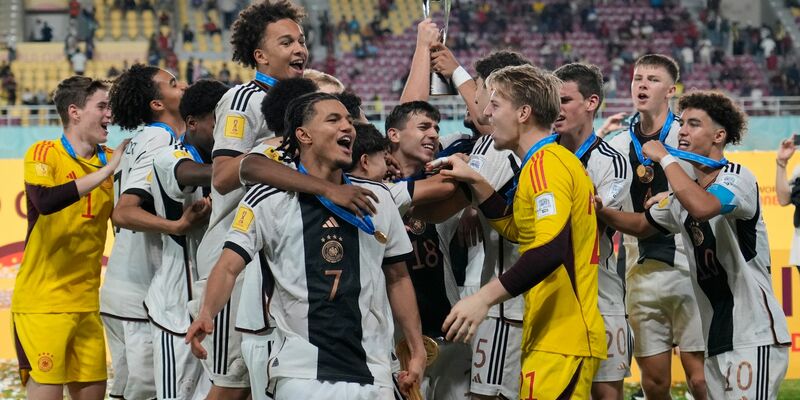 Die deutschen U17-Fußballer siegten im WM-Finale im Elfmeterschießen gegen Frankreich. - Foto: Achmad Ibrahim/AP