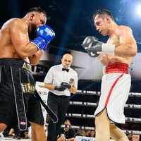 Felix Sturm (r) im Kampf gegen Sükrü Altay. - Foto: Marco Wolf/dpa