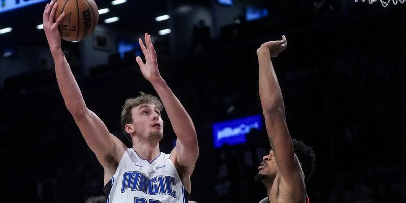 Die Orlando Magic um Franz Wagner (l) kassierten nach zuvor neun Siegen in Serie wieder eine Niederlage. - Foto: Bebeto Matthews/AP