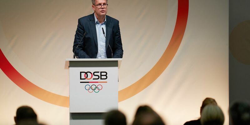 DOSB-Präsident Thomas Weikert spricht bei der DOSB-Mitgliederversammlung. - Foto: Thomas Frey/dpa