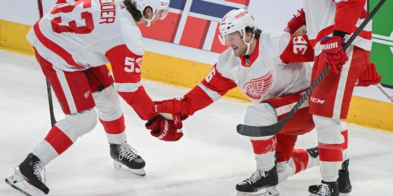 Christian Fischer (36) von den Detroit Red Wings feiert mit seinem Teamkollegen Moritz Seider (53). - Foto: Graham Hughes/The Canadian Press/AP